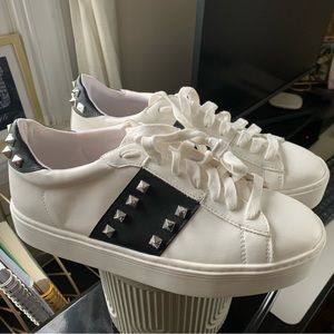 NEW Women’s Steve Madden Sneakers Size9M lace up studded Bailie Black